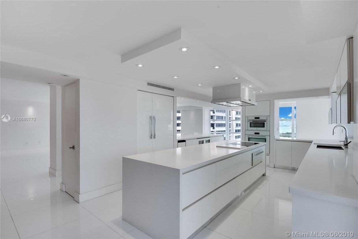 Primary Photo - 6423 Collins Ave
