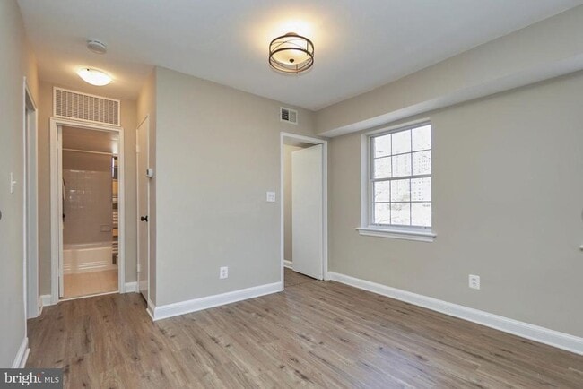 Building Photo - 1322 Fort Myer Dr