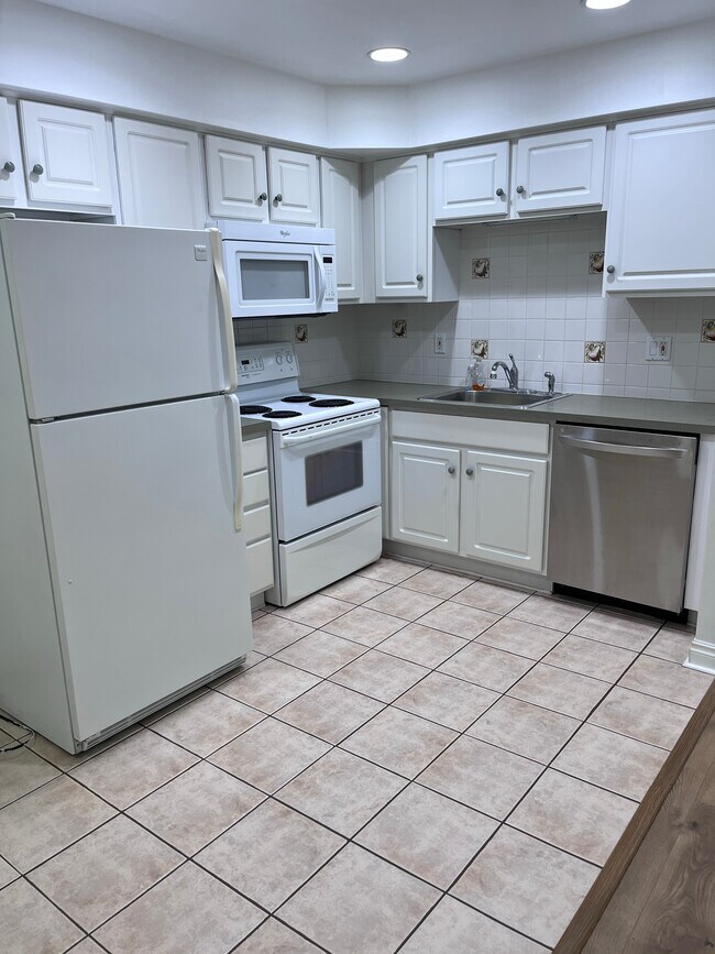 Foto del edificio - 16140 Clarkson Dr