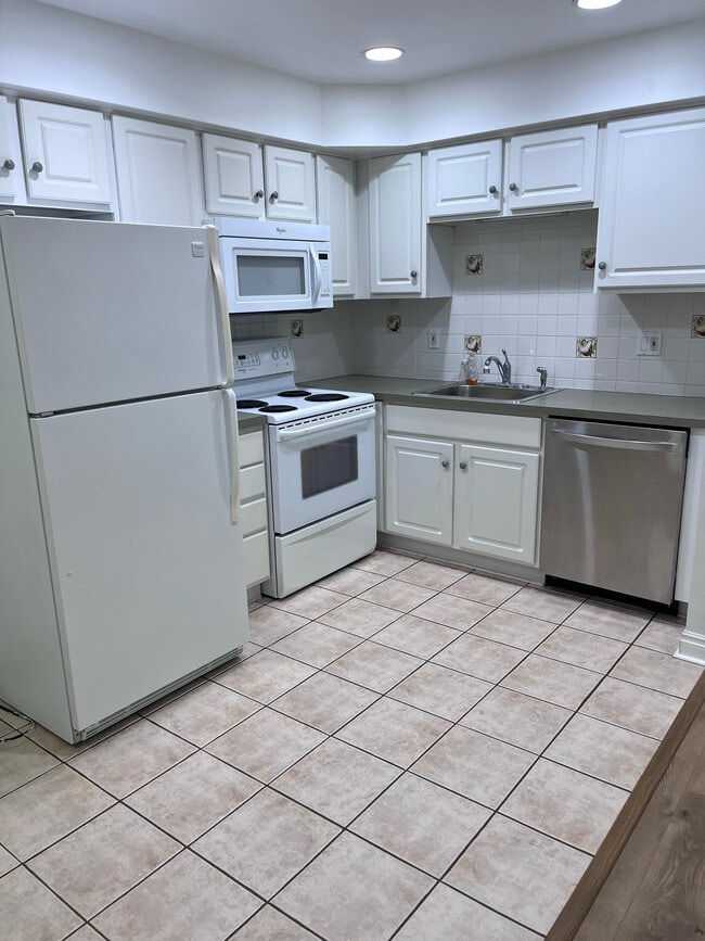 Building Photo - 16140 Clarkson Dr