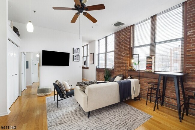 Foto del edificio - 240 Main St