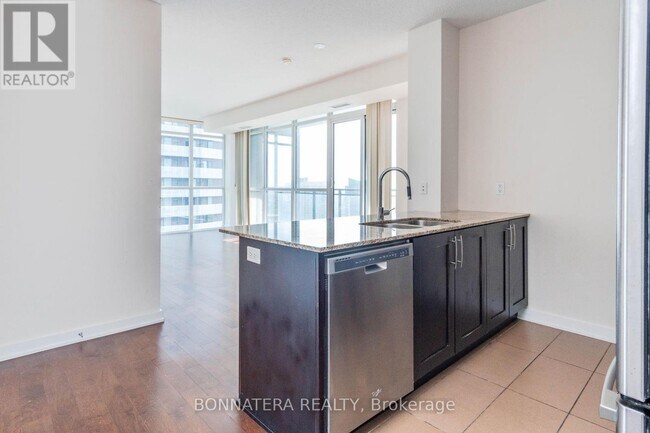 Photo du bâtiment - 4070-4070 Confederation Pkwy