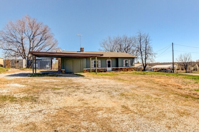 Building Photo - 3 Bed | 1 Bath in Coweta!