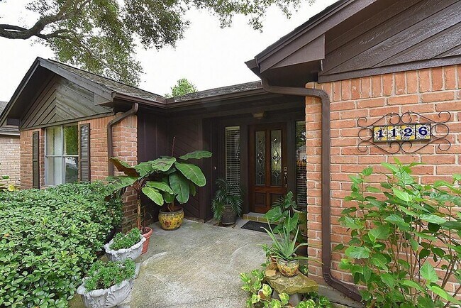Building Photo - 1126 Western Springs Dr