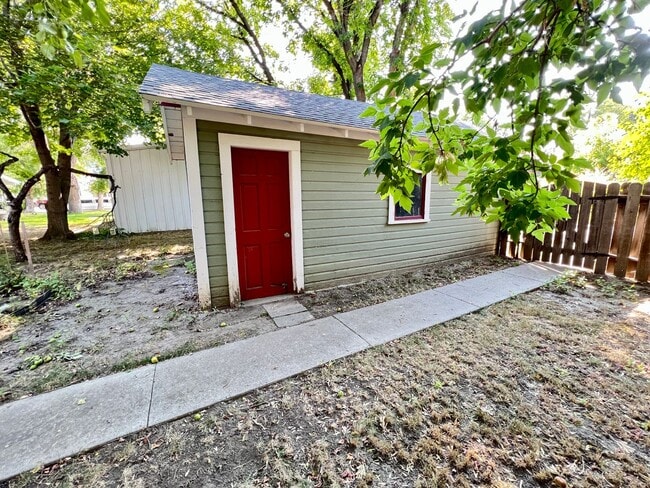 Building Photo - 3 bed 3 bath available!