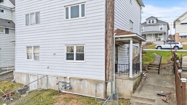 Foto del edificio - 714 Carmalt St