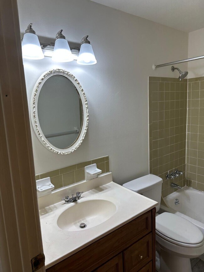 Building Photo - 3000 Fordhaven Rd