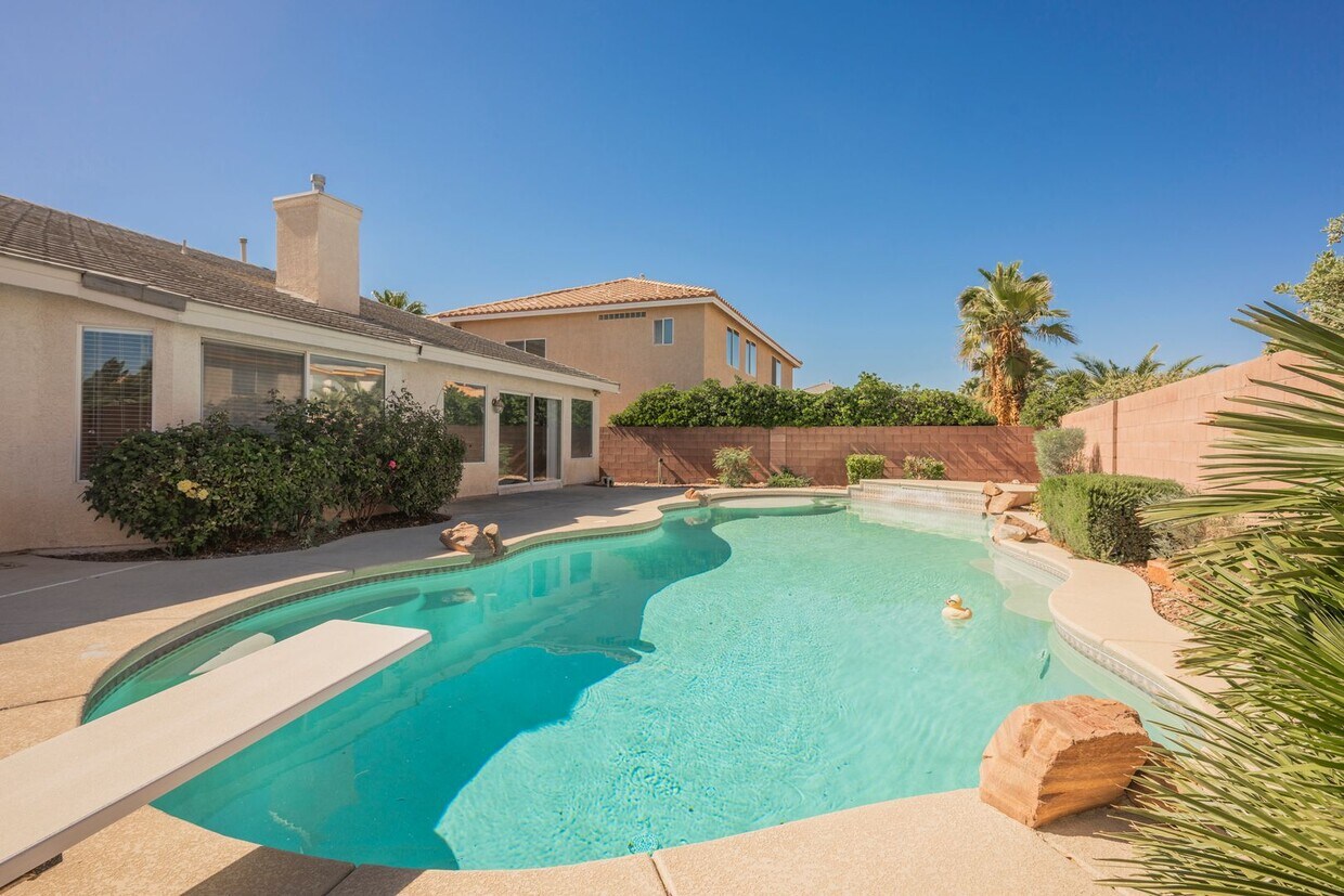 Foto principal - Gorgeous 1 Story Home in Gated Community