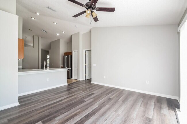 Building Photo - 12912 Lake Vista Dr