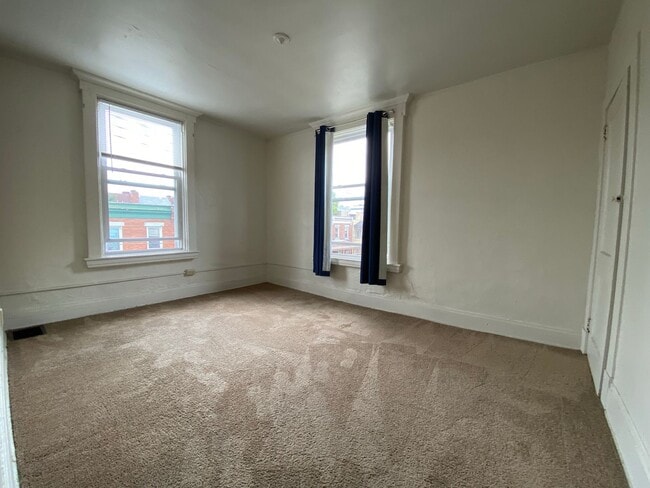 Building Photo - Two Bedroom on Semple Street With an Aweso...