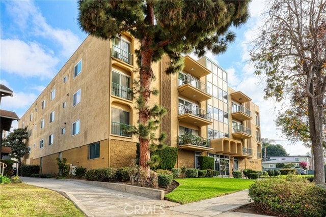 Foto del edificio - 3665 E 1st St