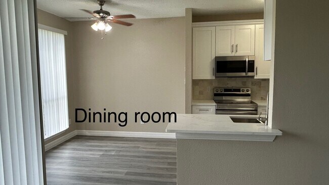 Foto del edificio - 8333 Sands Point Dr