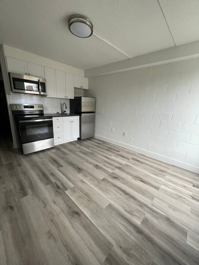 Building Photo - NEWLY RENOVATED - BACHELOR UNITS