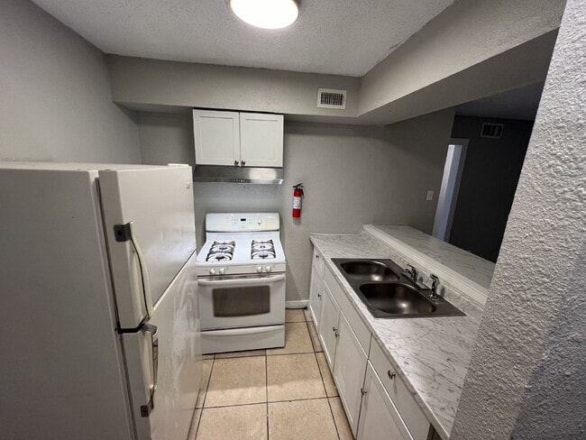 Building Photo - Two Bed/1 Bath, Close to Downtown