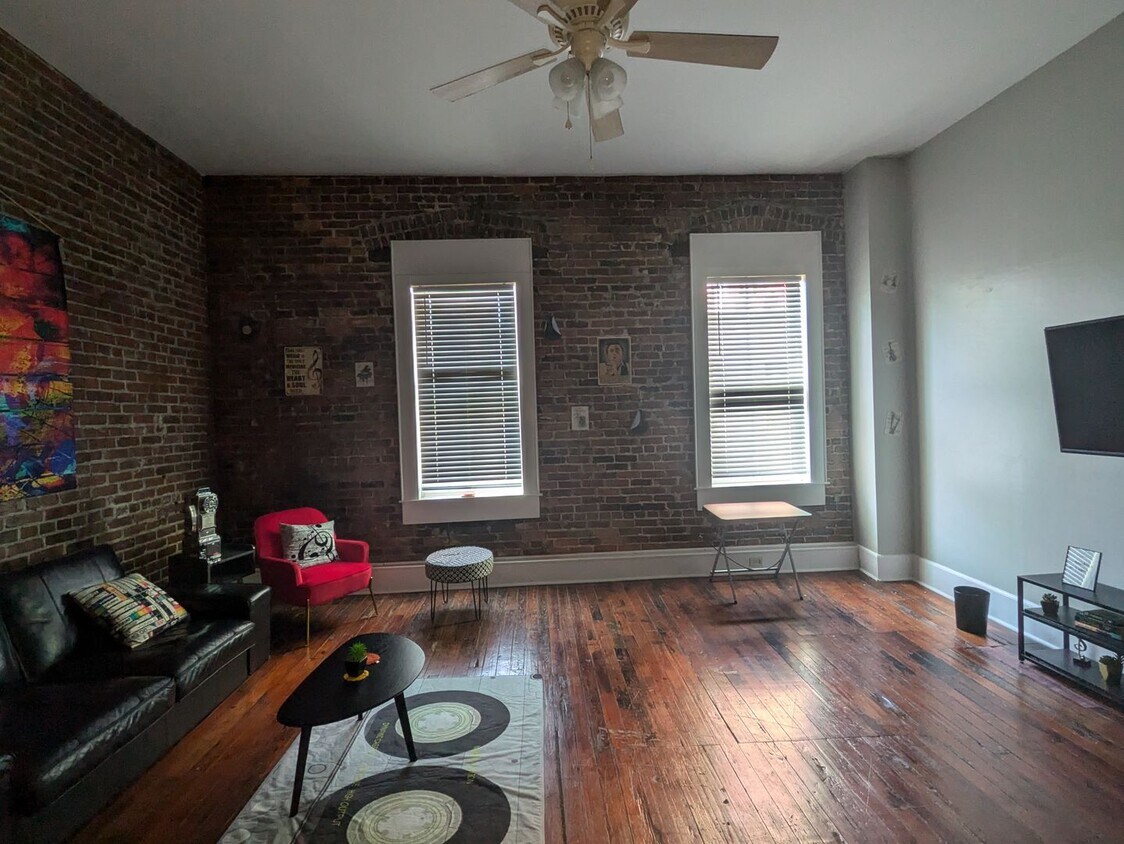 Foto principal - Cute Upstairs Down Town Apartment!