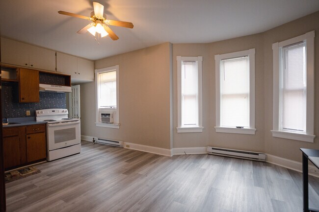 UNIT D KITCHEN/LIVING ROOM - 813 N Market St