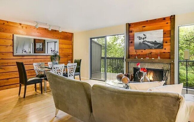 Foto del edificio - AVAILABLE August 5th! Charming & Cozy 2 BD...