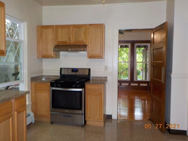 Foto del edificio - Available 6/1/25 Charming Two Story Single...