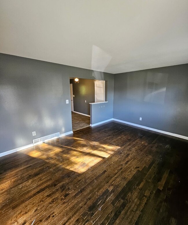 Building Photo - Beautiful Mission Duplex — Hardwood Floors, Off-Street Parking & Pet-Friendly! 1/2 off Second Mon...