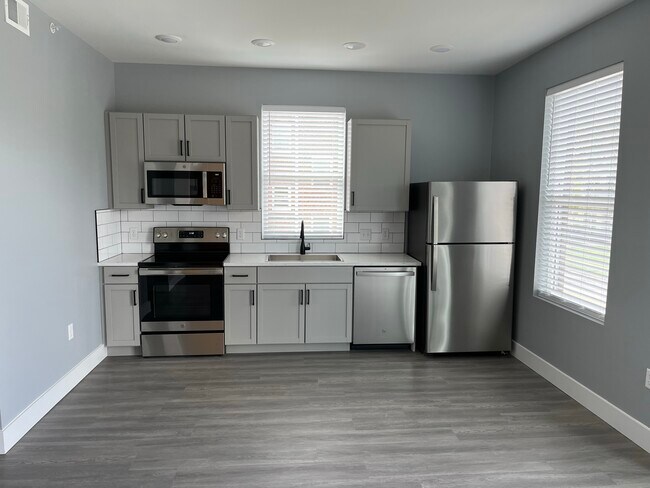 Kitchen - 32 Parkwood Ave