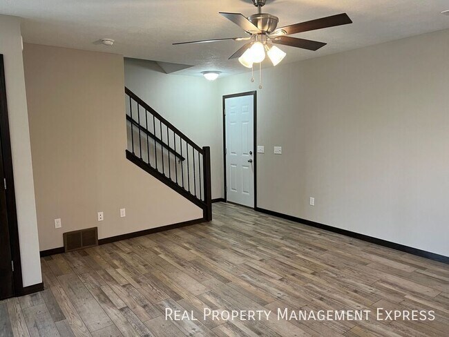 Building Photo - Beautiful 3 Bedroom 1.5 Bathroom Townhome!