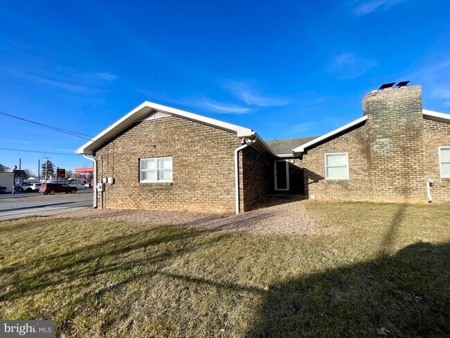 Foto del edificio - 4124 Lincoln Way E