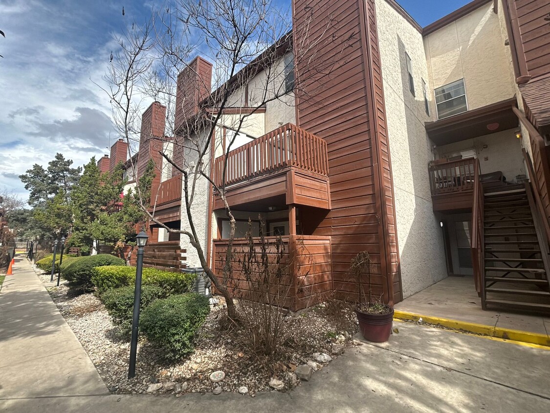 Primary Photo - AVAILABLE NOW! Beautiful 3 Bedroom CONDO A...