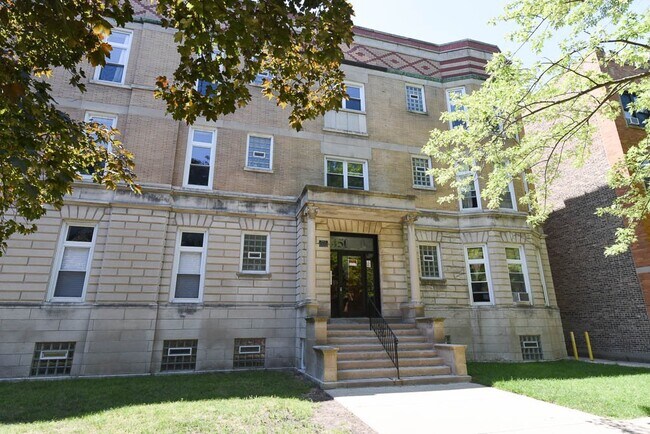 Building Photo - 4504 N Paulina St