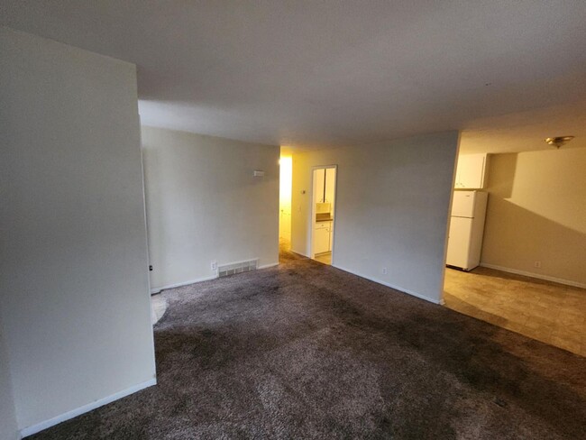 Building Photo - Spacious Three Bedroom