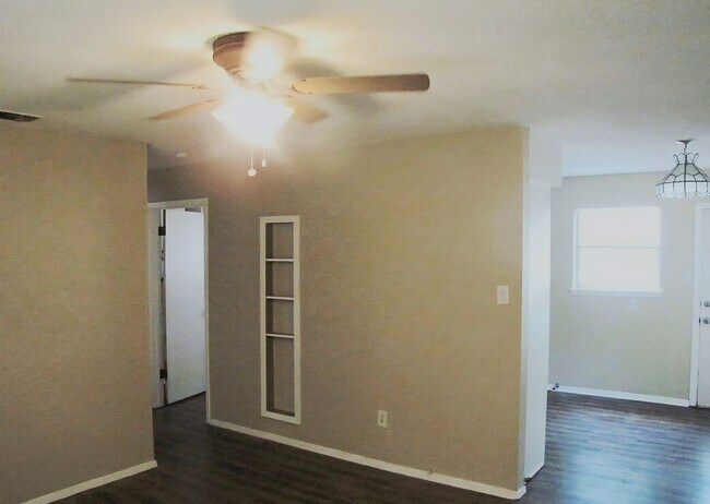 Building Photo - 3 Bedroom 1 Bath