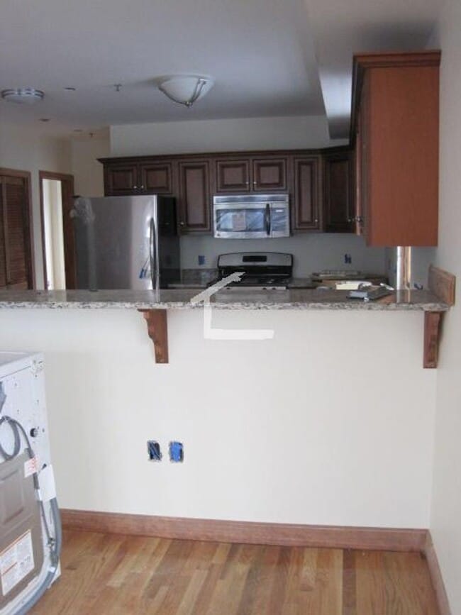 Building Photo - Spacious 4 Bed Right In Allston