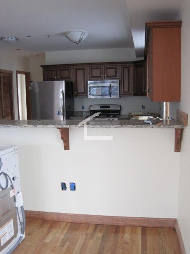 Foto del edificio - Steps from the T Stop, In-Unit Washer and ...