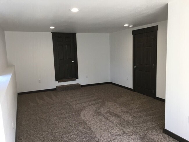 Building Photo - Larry Duplex