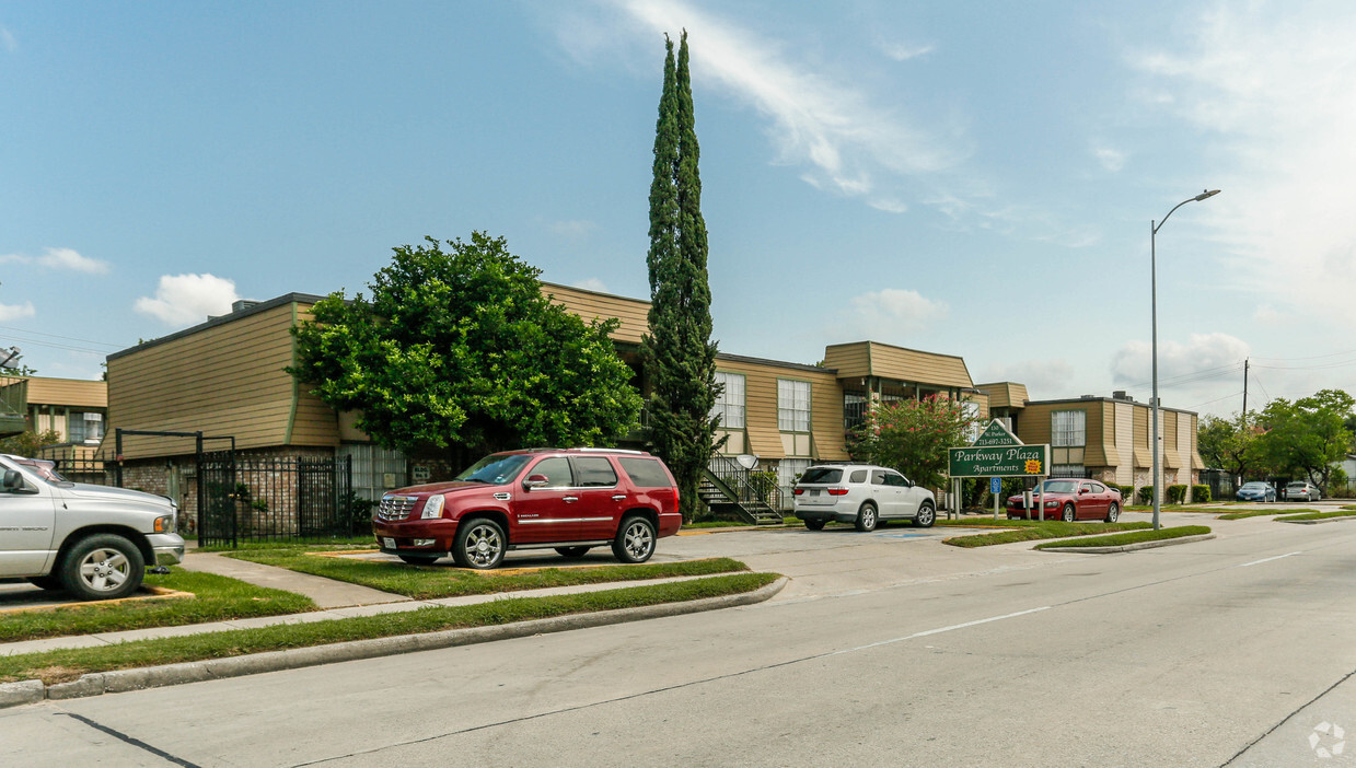 Primary Photo - Parkway Plaza Apartments