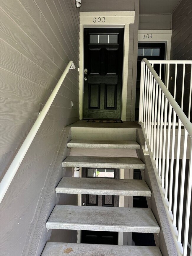 Building Photo - Grand Oaks 2 bedroom Condo