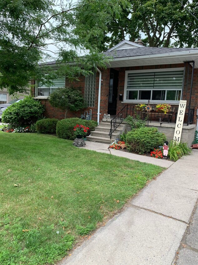Primary Photo - 40 University Av W