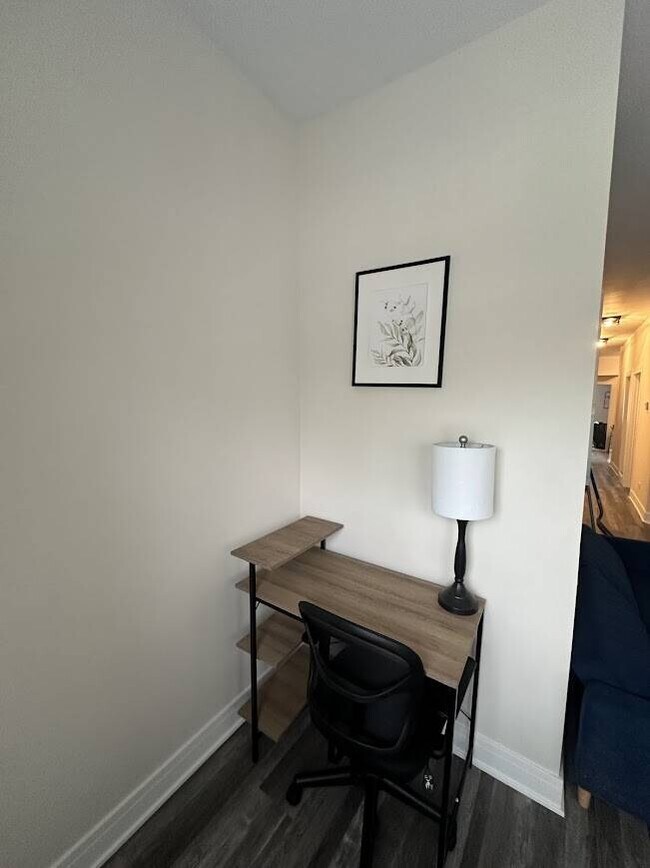 Área de escritorio en la sala de estar - 2344 S Ridgeway Ave