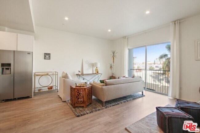 Foto del edificio - 1038 S Mariposa Ave