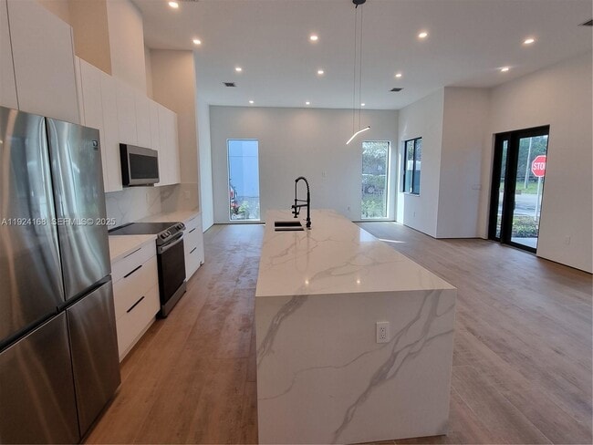 Building Photo - 810 NE 14th Pl