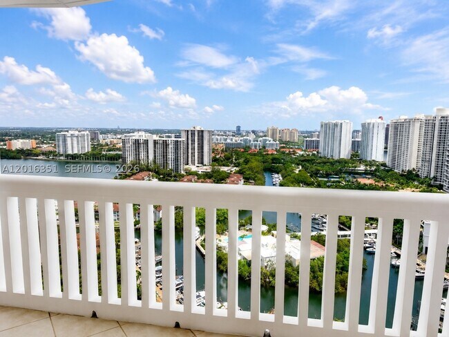 Foto del edificio - 2000 Island Blvd