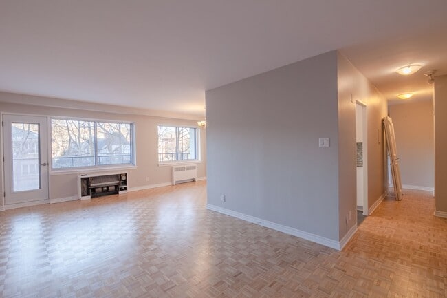 Building Photo - 4555 Av. Bonavista