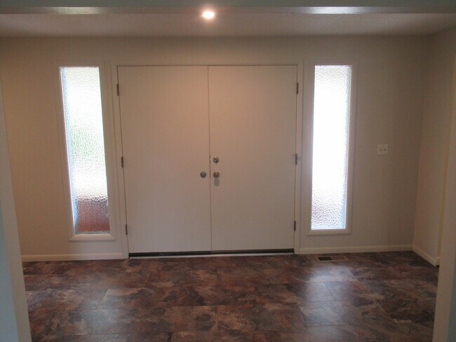 Building Photo - Great Three Bedroom Close to Schools!