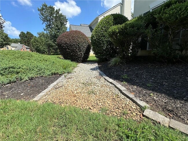 Building Photo - 3960 Longlake Dr