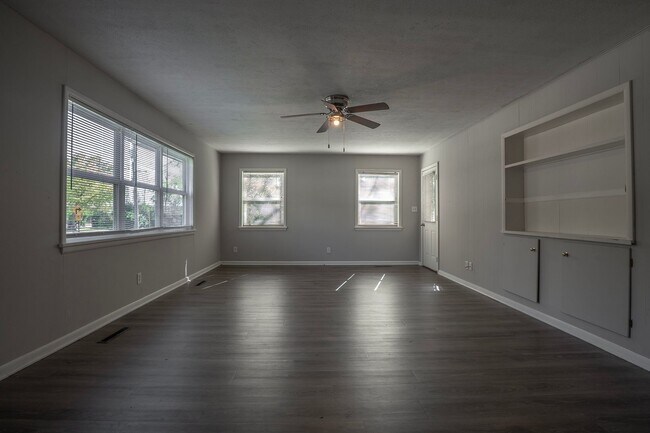 Foto del edificio - Charming 4 bedroom, 2 bathroom home located in Fayetteville, AR - 6 Month Lease