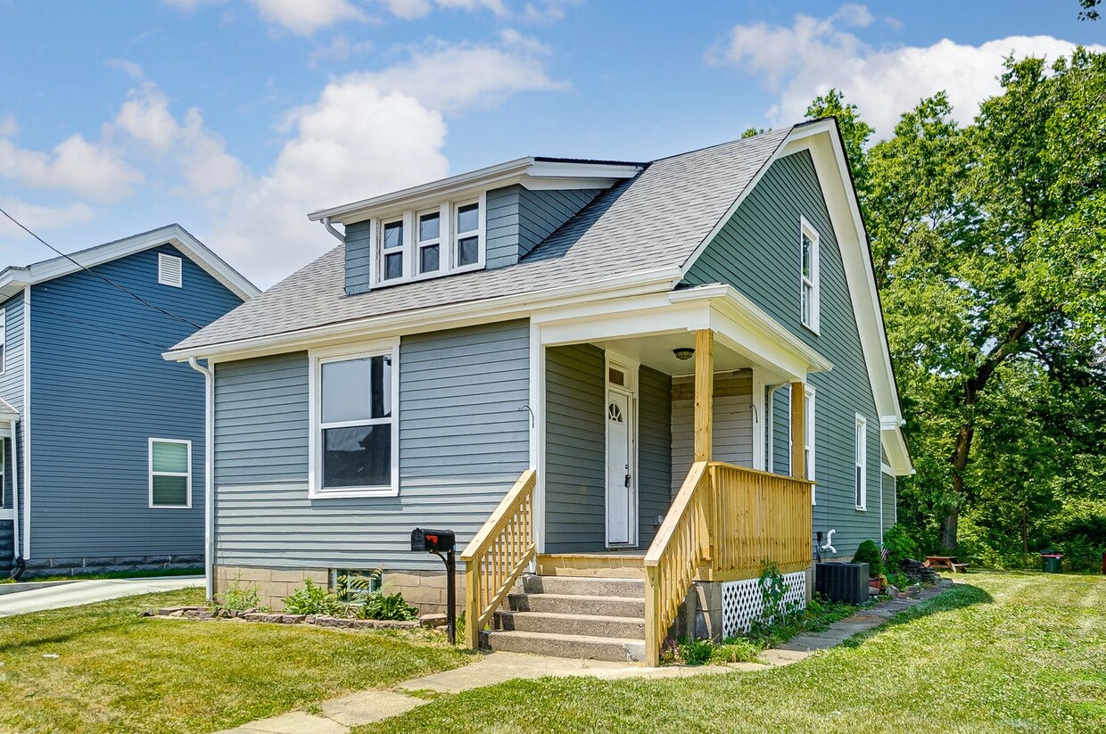 Primary Photo - Spacious 3 Bedroom in Hamilton!