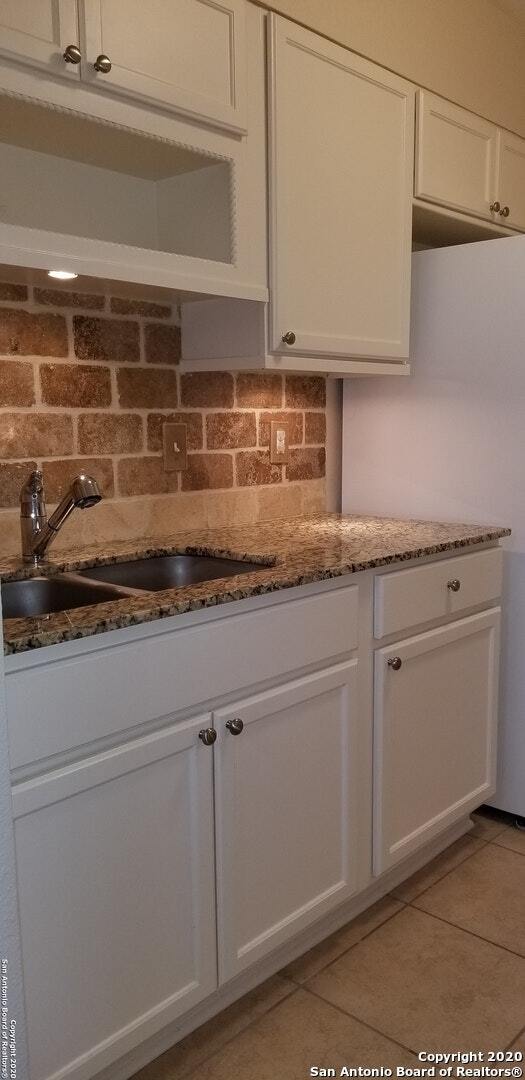 Foto del edificio - 8702 Village Dr