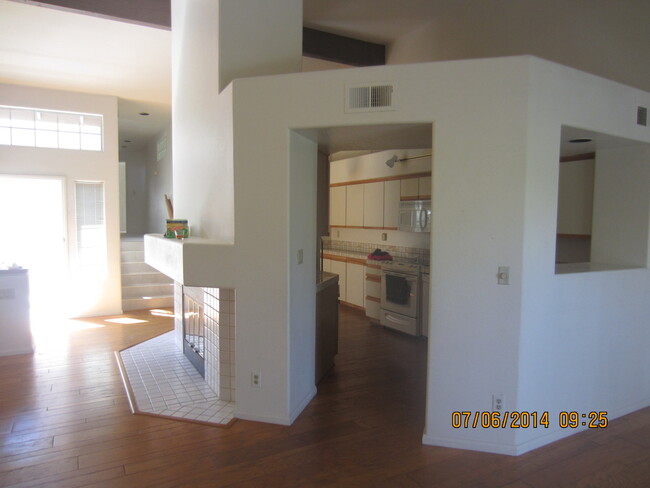 Building Photo - Beautiful Condo in La Jolla, San Diego! Fu...