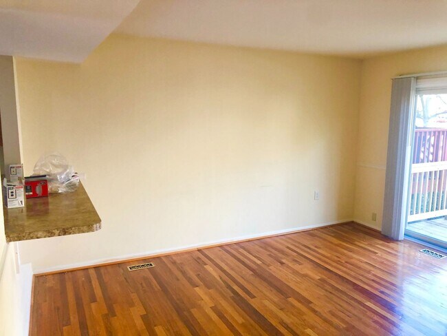 Foto del edificio - Spacious 3 BR/2 Full Bath & 2 Half Bath To...