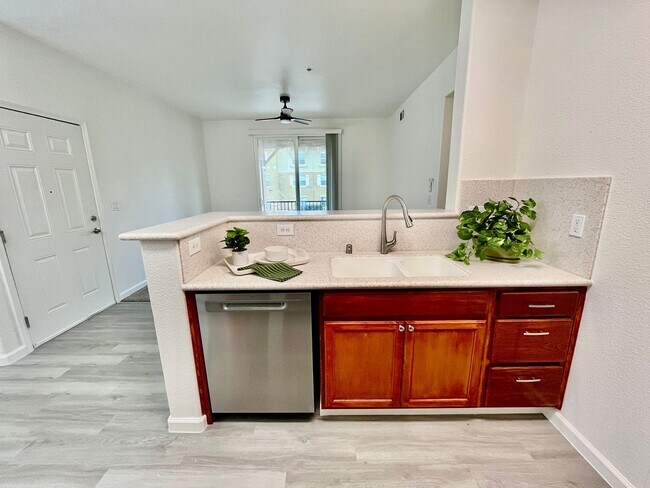 Foto del edificio - Completely Remodeled Two Bedroom Condo in ...