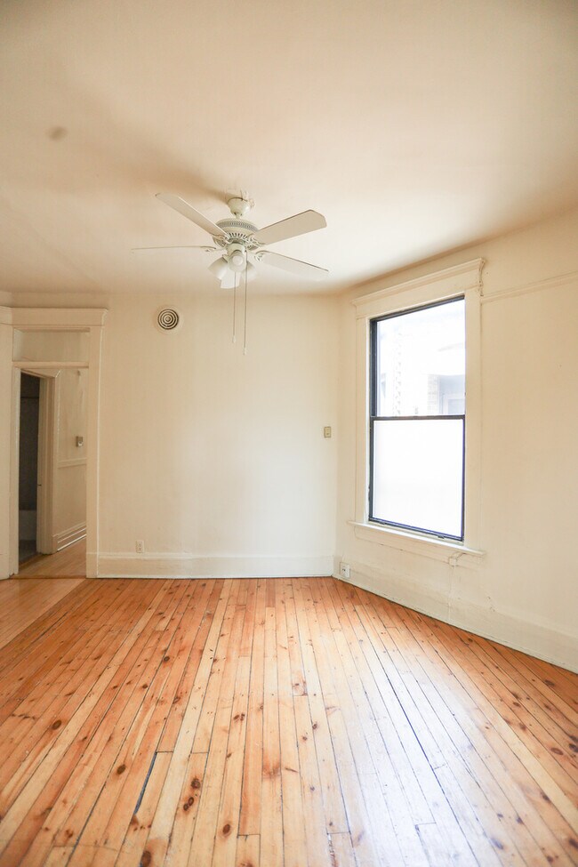 Building Photo - 836 W Cornelia Ave